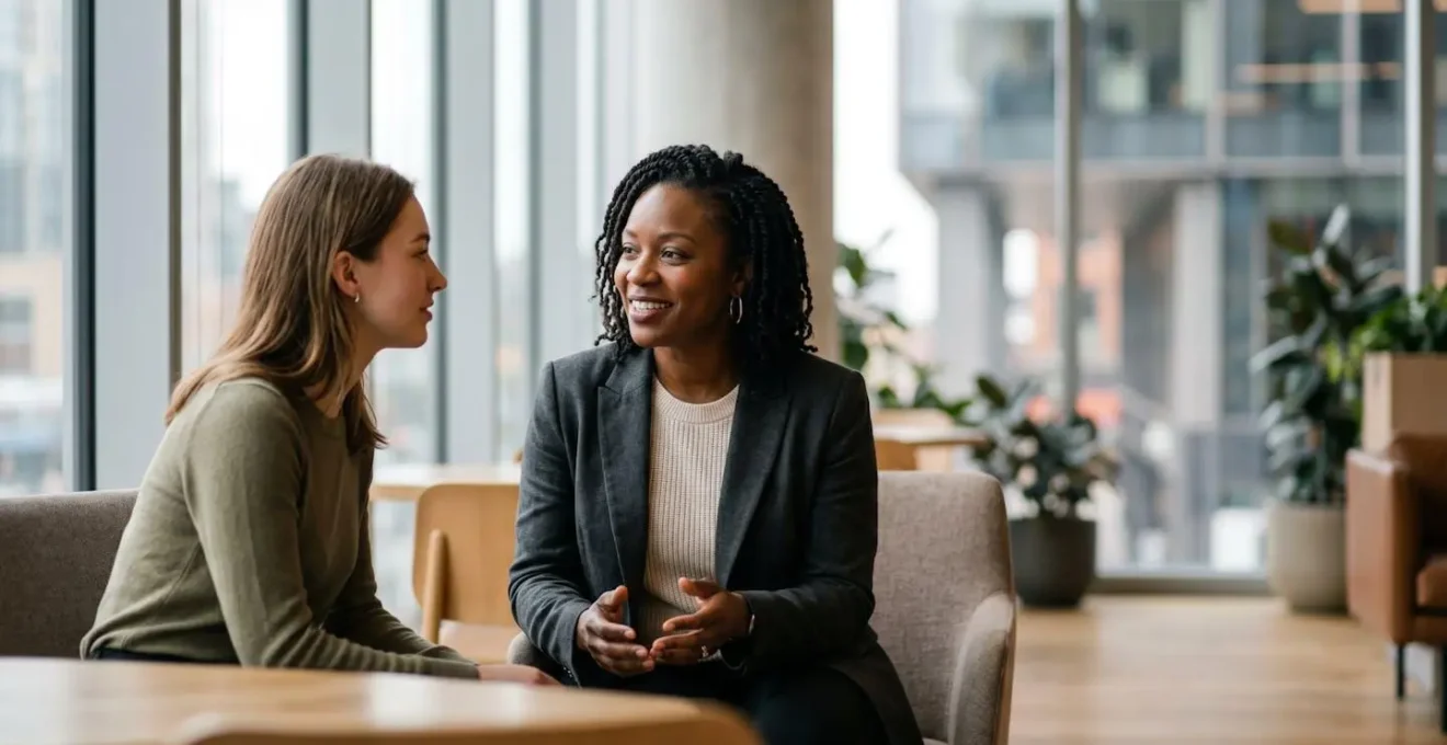 Deux femmes professionnelles engagées dans une conversation inspirante symbolisant le mentorat et l'égalité des chances